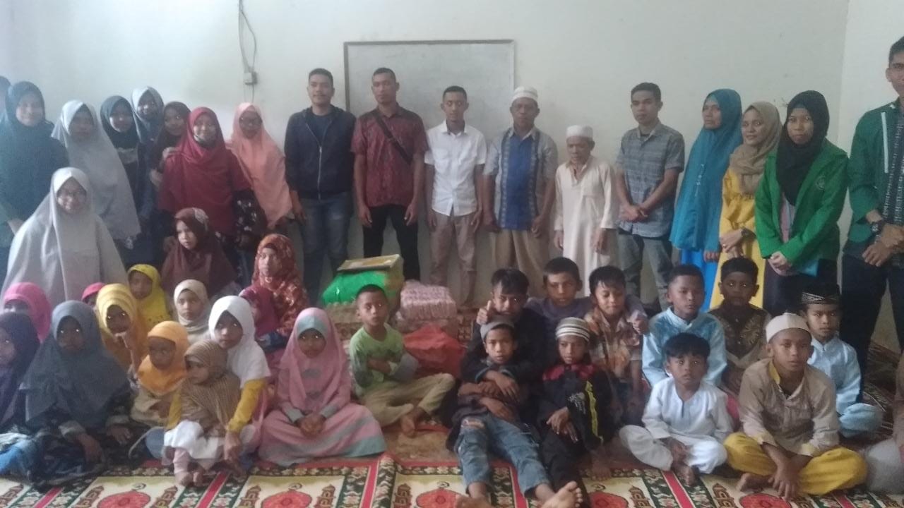 Mahasiswa dari Sekolah Tinggi Agama Islam (STAI) YPIQ Baubau dan anak-anak panti asuhan
