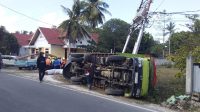 Mobil terbalik akibat ban amblas