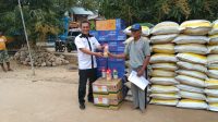 Kabid Perkebunan, Distan Bombana. Rimbu, Saat memberikan bantuan pada salah seorang Ketua Kelompok Tani