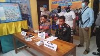 Kapolres Muna, AKBP Debby Asri Nugroho didampingi Kasat Narkoba, IPTU Hamka memperlihatkan tersangka dan BB. Foto : Borju