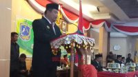 Bupati Muna, Rusman Emba saat membawakan sambutan pada acara Pelantikan Anggota DPRD Muna