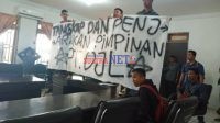 Konsorsium Pemerhati Investasi dan Lingkungan Hidup (KPI LH) saat menggelar aksi demonstrasi di Kantor DPRD Provinsi Sulawesi Tenggara