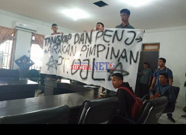 Konsorsium Pemerhati Investasi dan Lingkungan Hidup (KPI LH) saat menggelar aksi demonstrasi di Kantor DPRD Provinsi Sulawesi Tenggara