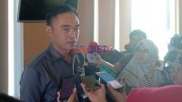 Ivan Pudya Sumanta, Marketing Manager Kumala Group Cabang Kendari saat menggelar Konferensi Pers