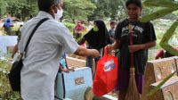 Karyawan Perum Bulog saat membagikan Paket Sembako Gratis