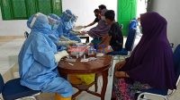 Tim Dinkes Sultra saat memeriksa warga