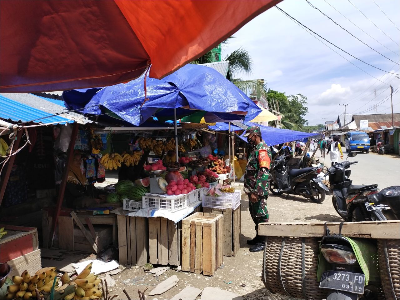 Serda TNI Salahudin saat Sosialisasi di Pasar Lombe