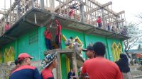 Personil Damkar Bombana terlibat membantu warga gotong royong mengecor lantai II masjid.