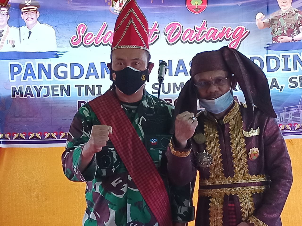 Pangdam XIV/Hasanuddin Mayjen TNI Andi Sumangerukka bersama Raja Moronene ke XXXIV Apua Mokole Alfian Pimpie.