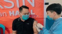 Tokoh Pemuda Bombana, Sukman Asdam saat di Vaksin
