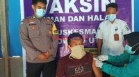 Bripka Erwin saat mendampingi warga