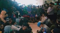 Ratusan Nelayan Pesisir Poleang saat menyampaikan aspirasi di Kantor DPRD Bombana