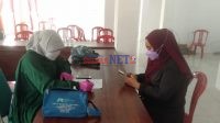 Petugas Kesehatan sedang melakukan screening
