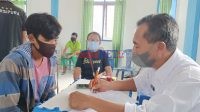 Kepala Puskesmas Rumbia, Rahmat AMK, S.Si saat Mendata Warga Untuk Divaksin