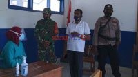 Camat Rarowatu, Zakir, S.Pd [tengah] saat pantau langsung kegiatan vaksinasi