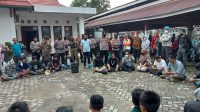 Anggota DPRD saat menerima massa aksi di Halaman Kantor DPRD Bombana