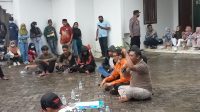 Meski diguyur hujan, Aleg dan Peserta Aksi tetap bertahan di halaman Kantor DPRD