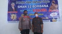 Kapolsek Lantari Jaya, IPDA Setyabudi Satrianto, SH (kiri) bersama Kepala SMAN 12 Bombana. Amal Suleman, S.Pd (kanan)