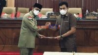 Bupati Bombana H. Tafdil [Kiri] dan Ketua DPRD Bombana. Arsyad, S.Pd., MH [Kanan]