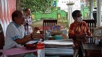 Bupati Bombana (kanan) didampingi Sekretaris DLH. Makmur Darwis (kanan) saat 'zoom meeting' Pengelolaan Persampahan Terpadu Nasional