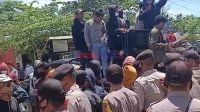 Massa Aksi saat berorasi di Depan Kantor Bupati Bombana