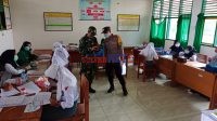 Petugas PKM Kabaena Barat sedang Melakukan Pendataan Peserta Vaksin