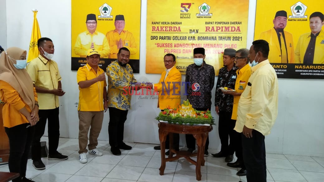 Ketua DPD Partai Golkar Bombana, Heryanto A Nompa (Batik Kuning) memberikan Potongan Tumpeng kepada Sekertaris DPD Partai Golkar Sultra Muhammad Basri