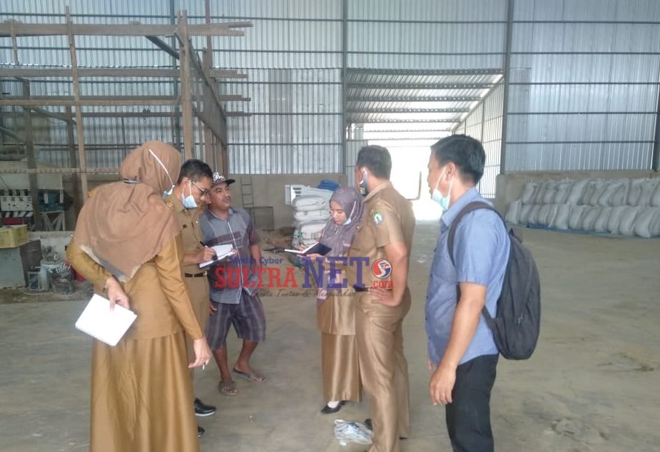 Plt Kadis Pertanian Bombana, Muhammad Siarah saat melakukan kunjungan di Pabrik Pengolahan Gabah