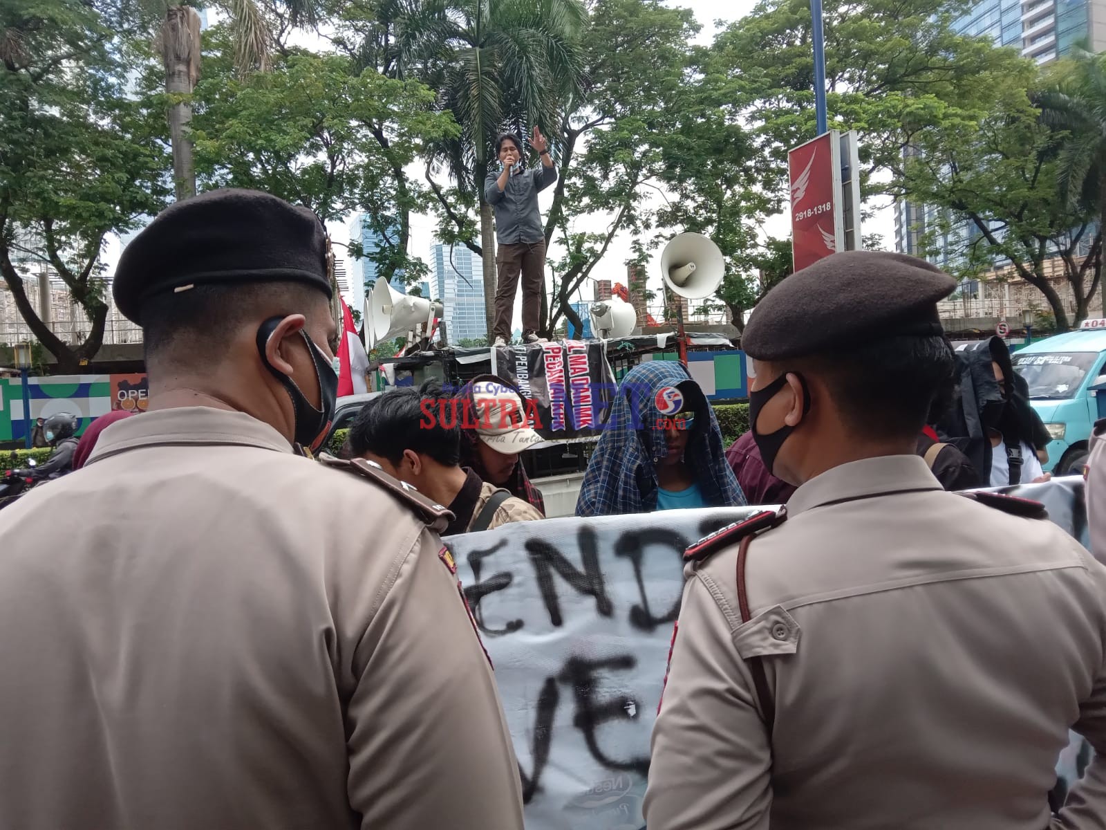 Lingkar Kajian Kehutanan (Link) saat menggelar aksi Unras di Jakarta