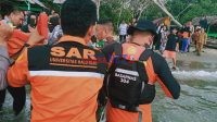 Evakuasi korban tenggelam di Pantai Batugong