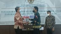 Wakil Bupati Bombana, Johan Salim (Tengah) saat menerima LHP dari BPK-RI Prov. Sultra