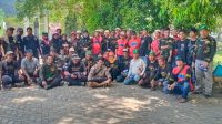 Warga TWI Bombana usai melakukan pembersihan area Kantor Bupati