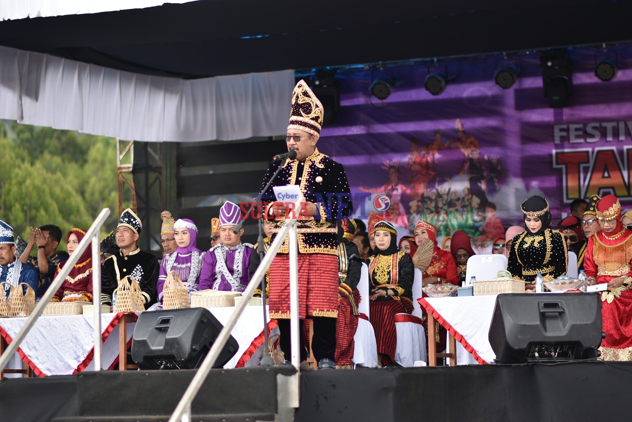 Pj. Bupati Bombana H. Burhanuddin saat membuka Festival Tangkeno. (Foto : Diskomifo)