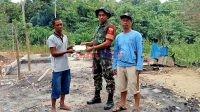 Kopda Syahrul (Tengah) didampingi Kepala Desa Watukalangkari Syahrir (Kanan) saat menyerahkan Bantuan Warga kepada Korban Kebakaran