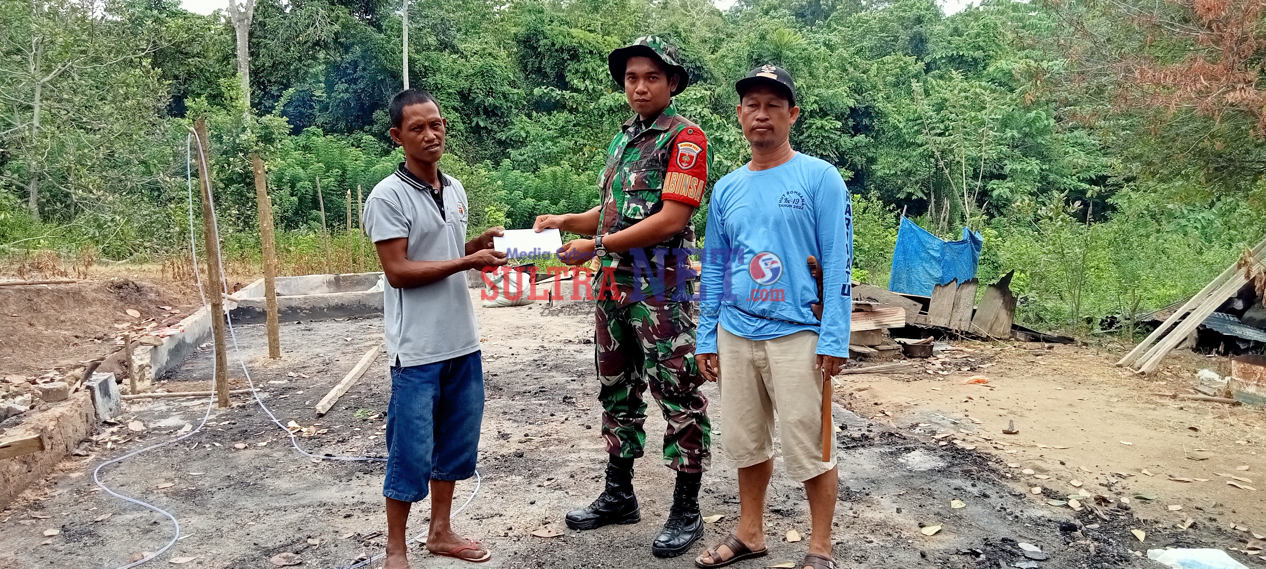 Kopda Syahrul (Tengah) didampingi Kepala Desa Watukalangkari Syahrir (Kanan) saat menyerahkan Bantuan Warga kepada Korban Kebakaran