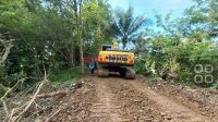 Alat Berat saat Membuka Akses Jalan