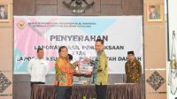 Sekda Bombana, Drs. Man Arfa (Depan Kanan) mewakili Pj Bupati Burhanuddin menerima pengakuan opini WTP inj langsung dari Kepala BPK RI Perwakilan Provinsi Sultra, Dadek Nandemar. Rabu, 17 Mei 2023.