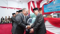 Pj. Bupati Bombana Ir. H. Burhanuddin, M.Si (Kiri) saat memberikan ucapan selamat kepada Anggota DPRD PAW