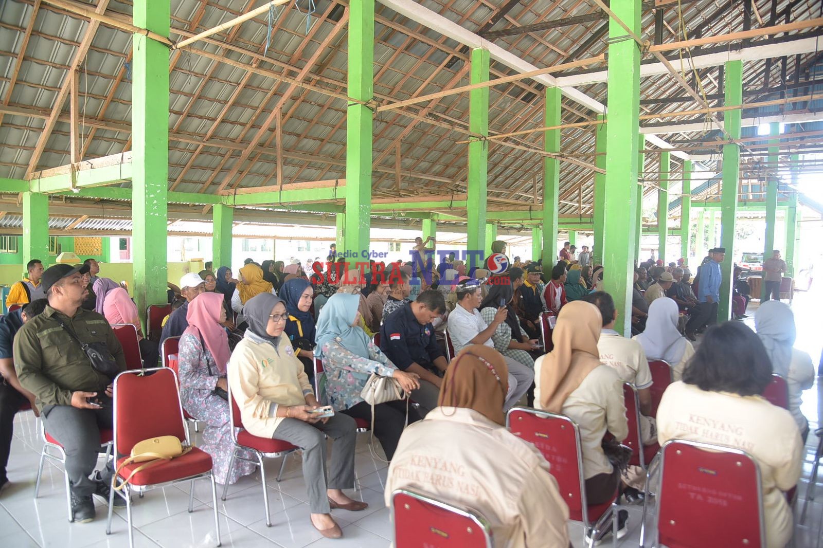 Warga menghadiri Launching Bantuan Cadangan Beras Pemerintah di Pasarwajo