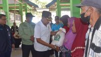 Pj. Bupati Buton, Drs. La Ode Mustari, MSi saat Launching Bantuan Cadangan Beras Pemerintah di Pasarwajo