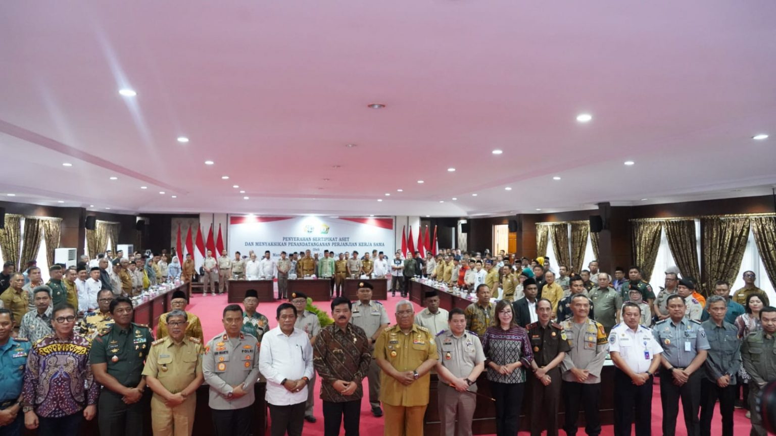Foto Bersama usai Penandatanganan kerja sama dana hibah 5,1 miliar rupiah, di Aula Rujab Gubernur Sulawesi Tenggara