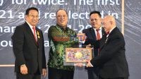 Bupati Konut, Dr. Ir. H. Ruksamin, ST , M.Si., IPU., ASEAN. Eng. [Kedua dari Kiri] saat menerima Penghargaan "World Peace Award" dari WPO.