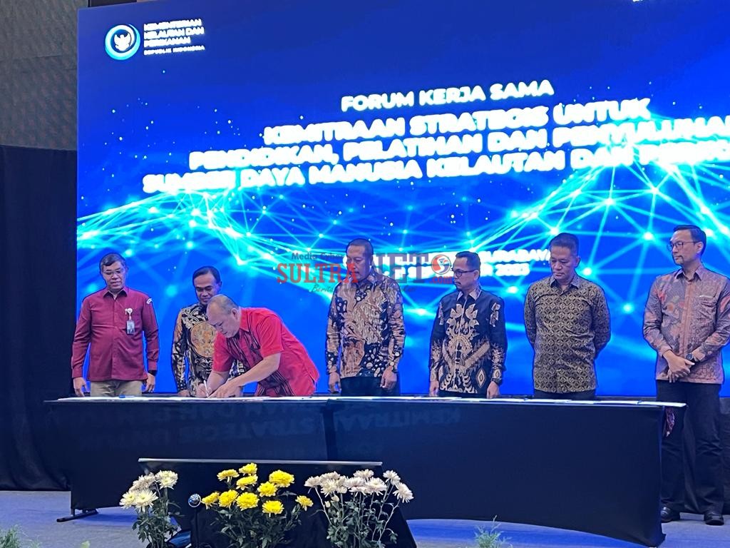 Bupati Konawe Utara Dr. Ir. H. Ruksamin, ST., M.Si., IPU., ASEAN.Eng saat menandatangani MoU dengan BRSDM Kementrian Kelautan dan Perikanan RI
