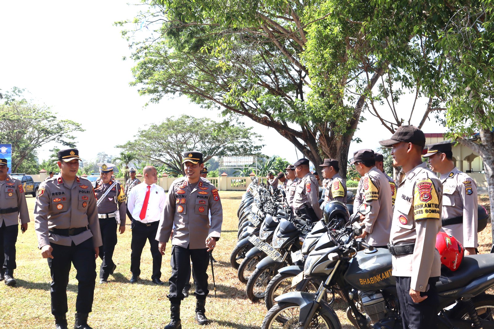 Kapolres Bombana, Roni Syahendra, S.H.,S.I.K.,M.Si (Tengah) saat memeriksa kendaraan dinas
