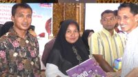 Bupati Wakatobi Haliana menyerahkan paket bantuan