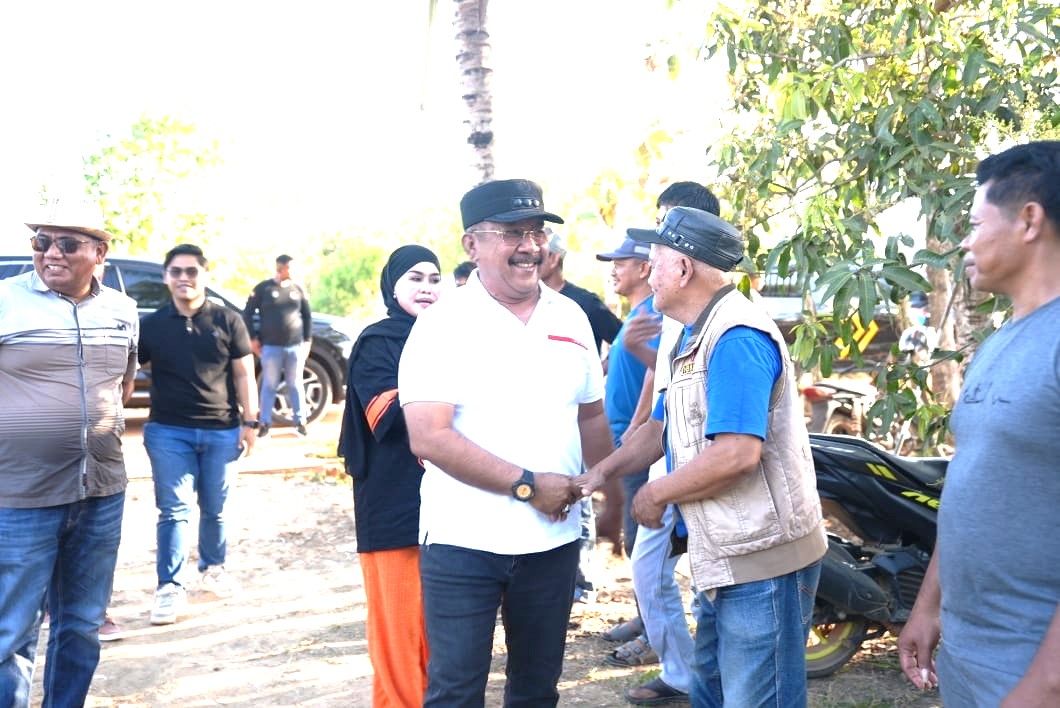 Pj. Bupati Bombana Burhanuddin saat disambut warga Rarowatu Utara