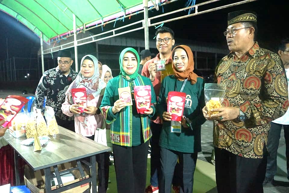 Ketua TP PKK Kabupaten Kolaka Utara, Ir. Hj. Nina Harini Sukanto (Tengah) menunjukkan Produk UMKM Kolut