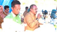 Pj. Bupati Bombana, Ir. H. Burhanuddin, M.Si saat berdialog dengan warga