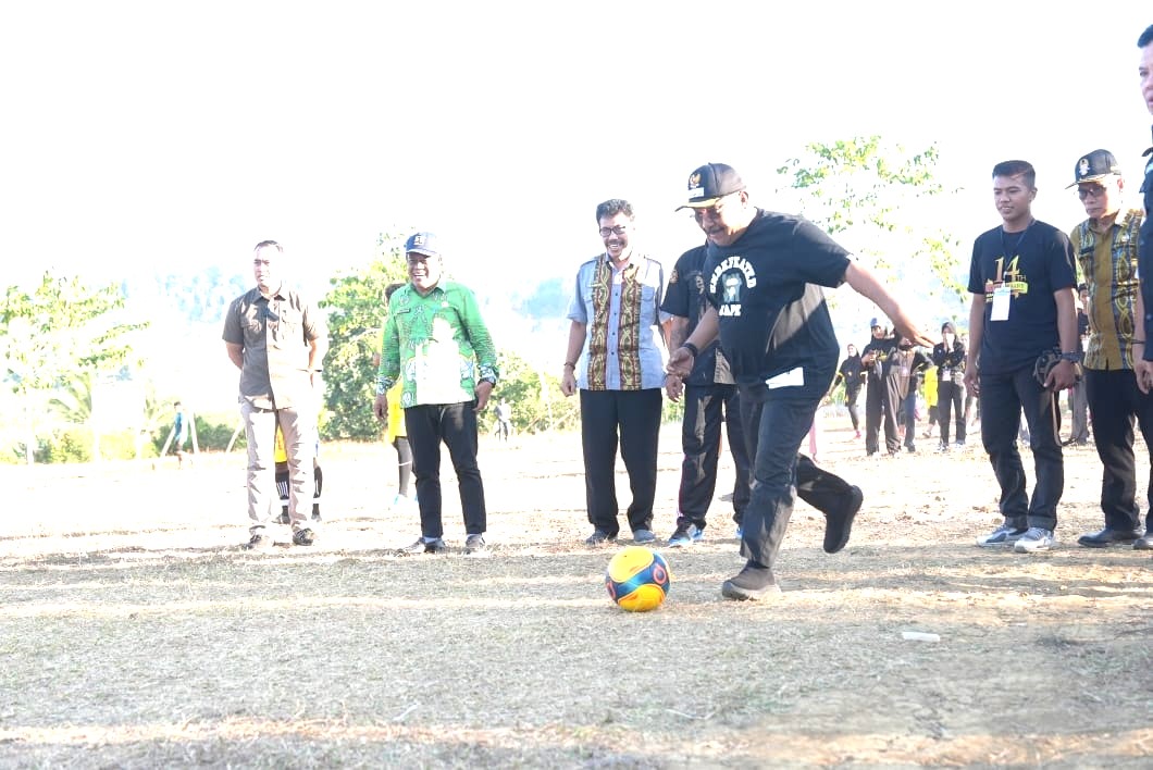 Pj. Bupati Bombana Ir. H. Burhanuddin, M.Si Menendang Bola tanda dimulainya Open Cup 1
