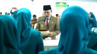 Penjabat Bupati Kolaka Utara, Dr. Ir. Sukanto Toding, MSP, MA saat melantik pengurus TP PKK Kolut